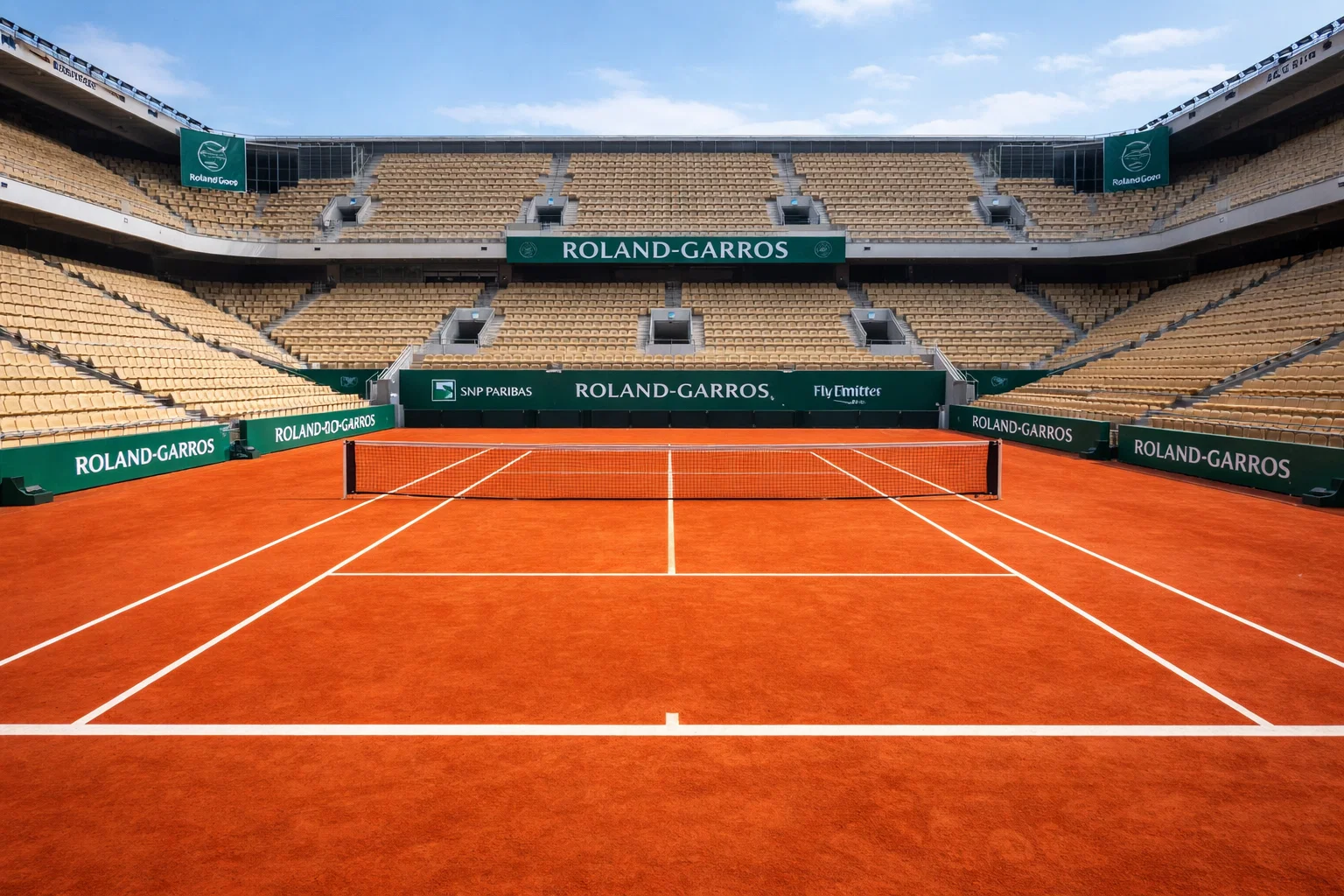 Campo da tennis del Roland Garros con terra battuta rossa